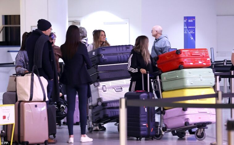 Los WAG no viajan ligeros, habiendo empacado más de 50 maletas entre ellos.  La novia de Jack Grealish, Sasha Attwood, aparece en el centro.