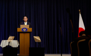 El primer ministro japonés, Fumio Kishida, da una conferencia de prensa después de asistir a la Cumbre de Cooperación Económica Asia-Pacífico (APEC) en Bangkok, Tailandia, el 19 de noviembre de 2022. (Reuters)