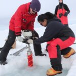 Los investigadores de la Universidad de Oxford encontraron microplásticos en el aire, el agua de mar y el hielo marino en el Mar de Weddell, cerca del Polo Sur.  En la imagen: científicos tomando muestras de núcleos de hielo