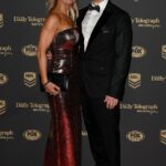 Lisa Greenberg y su esposo Todd, CEO de NRL, posan para una sesión de fotos en los Premios Dally M 2019 en Sídney