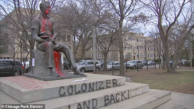 Una estatua del joven Abraham Lincoln ha sido salpicada con pintura roja con las palabras 'COLONIZADOR' y 'LAND BACK' escritas debajo en el vecindario Edgewater de Chicago.