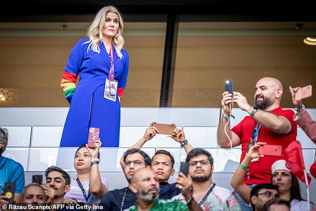 Helle Thorning-Schmidt, de 55 años, ahora oficial de la FA danesa, afirmó que Simon Kjaer fue amenazado con la prohibición por usar el brazalete durante el partido 0-0 con Túnez.  El hombre de 55 años lució un vestido azul con mangas de arcoíris para reunirse con el jefe de la FIFA, Gianni Infantino, antes del partido y también se lo vio usando el atuendo en las gradas durante el juego, en la foto.