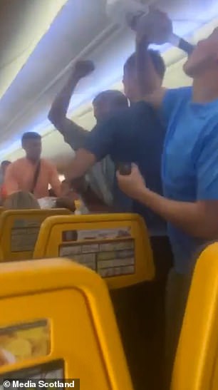En la imagen: imágenes de los patanes borrachos que causan el caos en el vuelo, en las que se ve al grupo bebiendo botellas de vodka y causando el caos.