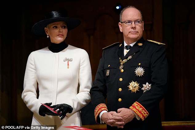 La princesa Charlene se veía elegante sin esfuerzo con un conjunto en blanco y negro cuando llegó a la Catedral de San Nicolás para las celebraciones del Día Nacional de Mónaco.