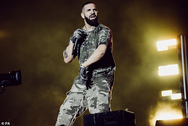 Las letras obscenas de artistas como Drake y Beyoncé fomentan el sexting en los adolescentes, pero no en las adolescentes, según muestra un nuevo estudio.  En la foto, Drake en septiembre de 2021