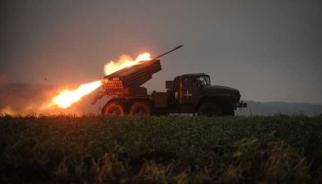 Las unidades de misiles y artillería de Ucrania atacan cuatro grupos enemigos