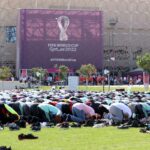 Los fanáticos pausan la acción para las oraciones del viernes durante la primera Copa del Mundo en un país musulmán