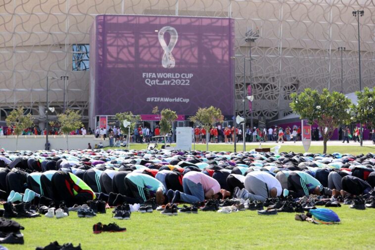 Los fanáticos pausan la acción para las oraciones del viernes durante la primera Copa del Mundo en un país musulmán