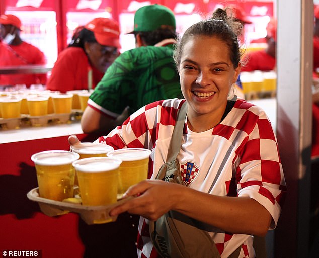 Una fan de Croacia que logró sacarle sonrisas a sus cervezas después de luchar contra el 'caos'