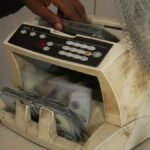 Los nigerianos se apresuran a comprar dólares antes de la fecha límite para las antiguas facturas locales