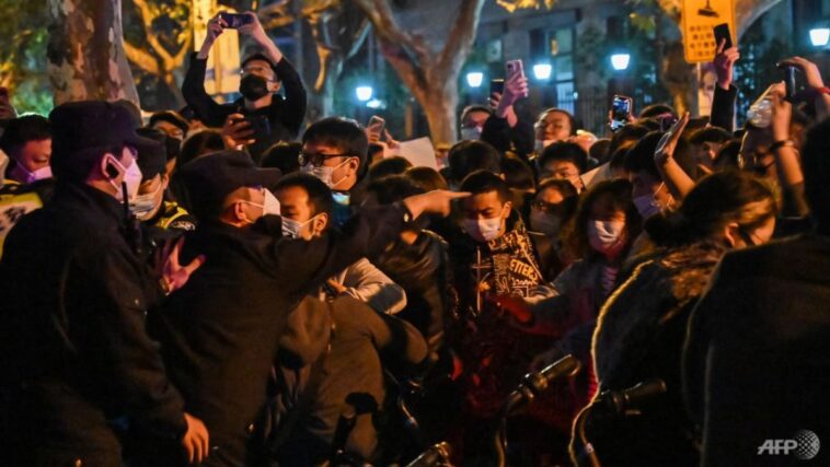 Manifestantes y policías de Shanghái se empujan mientras aumenta la ira por las restricciones de COVID-19 en China