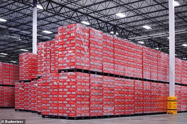 Budweiser se ha quedado con miles de latas de cerveza sobrante tras una decisión de última hora de prohibir la venta de alcohol en los estadios