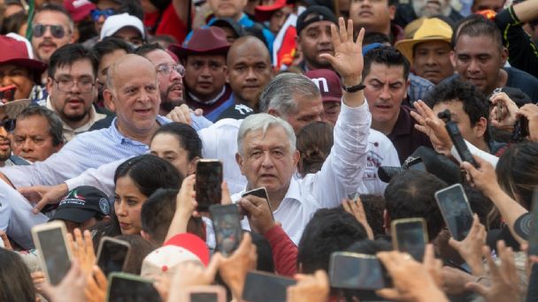 Miles de mexicanos marcharon junto a López Obrador en la Ciudad de México el domingo 27 de noviembre