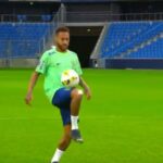 Mira: La trampa perfecta de Neymar de un balón que cae del cielo