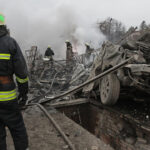 Misiles rusos destruyen barrio residencial en Dnipro