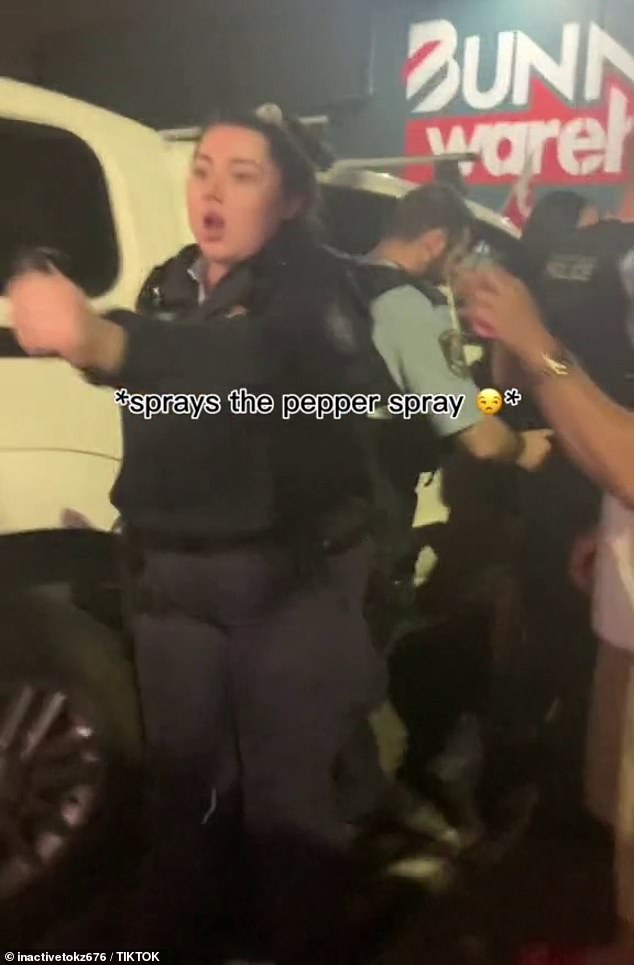 Surgieron imágenes de la policía de Nueva Gales del Sur usando gas pimienta afuera de un Bunnings en el oeste de Sydney el lunes por la noche luego de la victoria de Tonga contra las Islas Cook de la Copa Mundial de la Liga de Rugby en el Reino Unido horas antes.