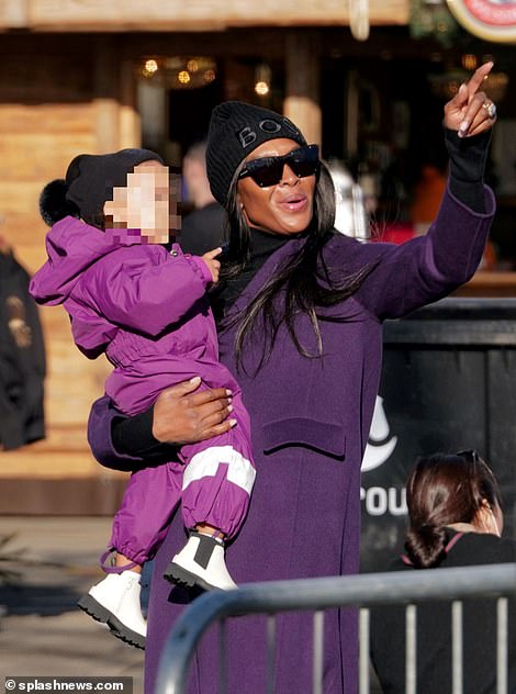 Glamour: Naomi Campbell y su pequeña, de 18 meses, disfrutaron juntas de una rara salida pública el sábado, mientras llevaba a su bebé a experimentar la magia festiva en el Winder Wonderland de Hyde Park en Londres.