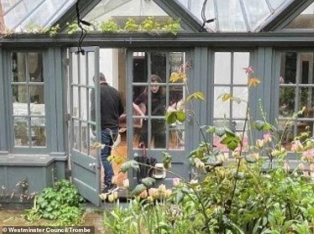 La chef de televisión Nigella Lawson ha sido captada en las fotografías de un arquitecto después de que solicitó la construcción de un nuevo conservatorio en su casa adosada de Londres de 4,8 millones de libras esterlinas.
