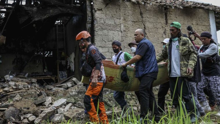 Niña indonesia de 7 años encontrada muerta después de un día de rescate por terremoto