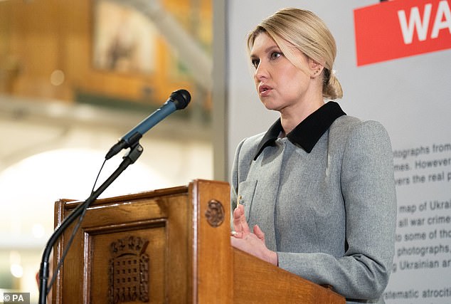 La primera dama de Ucrania, Olena Zelenska (en la foto), inauguró una exposición de crímenes de guerra rusos en Portcullis House en Westminster.