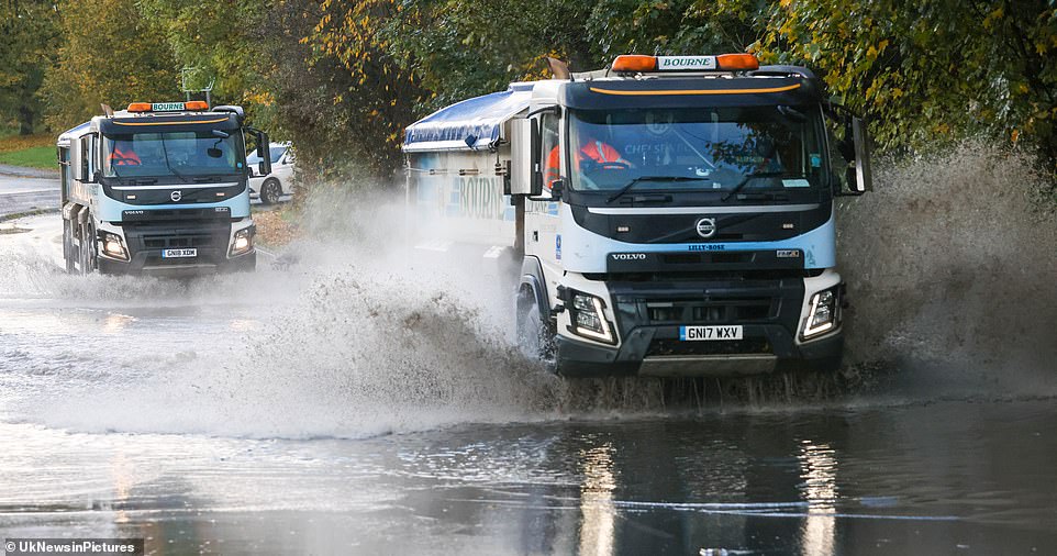 La nieve caerá en el Reino Unido este fin de semana y la próxima semana, ya que el clima inusualmente templado comienza a enfriarse, aunque se esperan más lluvias e incluso inundaciones esta semana.  Arriba: Agua en las carreteras de Kent esta mañana