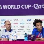 El entrenador en jefe de USMNT, Gregg Berhalter de los Estados Unidos, y el jugador Tyler Adams asisten a una conferencia de prensa en la víspera del partido de fútbol de la Copa Mundial del Grupo B entre Irán y los Estados Unidos en Doha, Qatar, el lunes 28 de noviembre de 2022.