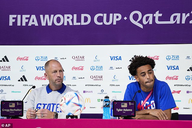 El entrenador en jefe de USMNT, Gregg Berhalter de los Estados Unidos, y el jugador Tyler Adams asisten a una conferencia de prensa en la víspera del partido de fútbol de la Copa Mundial del Grupo B entre Irán y los Estados Unidos en Doha, Qatar, el lunes 28 de noviembre de 2022.