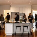 Dos tercios de los prestatarios de viviendas de Australia con una hipoteca variable se verán afectados por más aumentos de las tasas de interés en los próximos meses, y ANZ predice una caída del precio de la vivienda del 18 por ciento (en la imagen, una subasta de Melbourne)