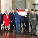 Presidente cubano rinde homenaje a héroe nacional turco