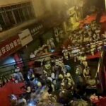 Los manifestantes se han enfrentado con la policía antidisturbios que vestían trajes blancos para materiales peligrosos en China, y los manifestantes arrojaron botellas de vidrio a los funcionarios en escenas caóticas y violentas.