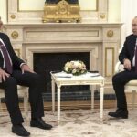 Putin agarra el brazo de la silla y mueve los pies durante la reunión con el presidente cubano