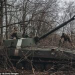 Los tanqueros ucranianos se ven en la línea del frente de Bakhmut, Donetsk, Ucrania, el 27 de noviembre de 2022