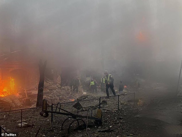 Los bomberos fueron vistos en el lugar de un incendio causado por un ataque con misiles rusos en Kyiv hoy.