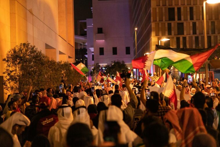 Qataríes usan brazaletes pro-palestinos en medio de fila de símbolos de la Copa del Mundo