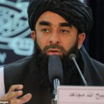 El portavoz talibán Zabihullah Mujahid habla durante una conferencia de prensa en Kabul el 5 de noviembre de 2022.