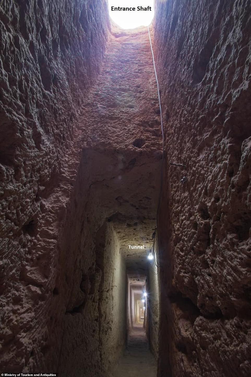 El túnel se encuentra a unos 43 pies debajo del antiguo Templo Taposiris Magna de Egipto, o 'Gran tumba de Osiris, ubicada en las afueras de la capital del antiguo Egipto, Alejandría.