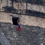 A una turista que subió los escalones de El Castillo (también conocida como la Pirámide de Kukulcán) en México sin permiso, los furiosos espectadores le arrojaron botellas de agua.