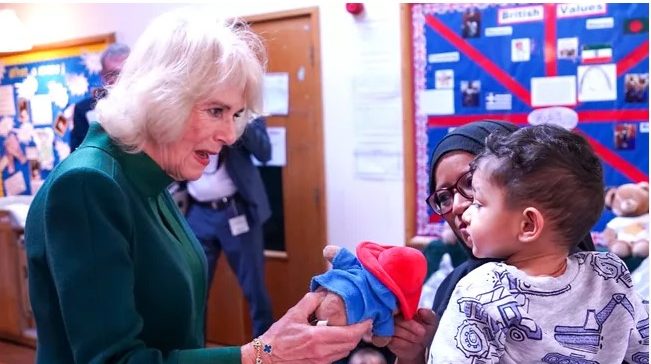 Twitter reacciona a la interacción 'incómoda' de la reina Camilla con Black Child |  La crónica de Michigan
