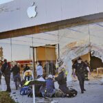 Una persona murió y al menos otras 16 resultaron heridas cuando un SUV se estrelló contra una tienda Apple en Hingham, Massachusetts, el lunes por la mañana.