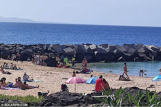 Un buzo británico ha muerto en la isla turística de Lanzarote.  Se dice que el hombre de 60 años sufrió un paro cardíaco en Playa Flamingo, en el sur de la isla.