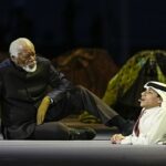 El actor estadounidense Morgan Freeman, a la izquierda, se sienta en el escenario junto al embajador de la Copa Mundial de la FIFA, Ghanim Al Muftah, en la ceremonia inaugural de la Copa del Mundo el domingo 20 de noviembre de 2022.