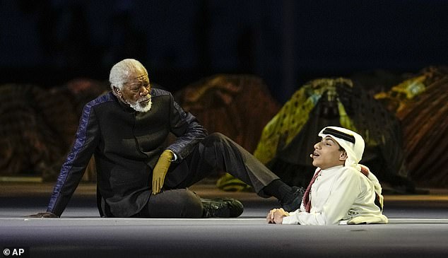 El actor estadounidense Morgan Freeman, a la izquierda, se sienta en el escenario junto al embajador de la Copa Mundial de la FIFA, Ghanim Al Muftah, en la ceremonia inaugural de la Copa del Mundo el domingo 20 de noviembre de 2022.