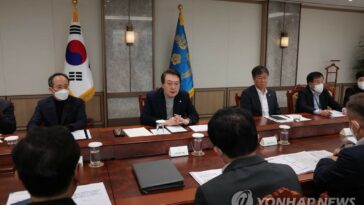 (3rd LD) Yoon ready to issue executive order for striking truckers in fuel and steel industries to return to work