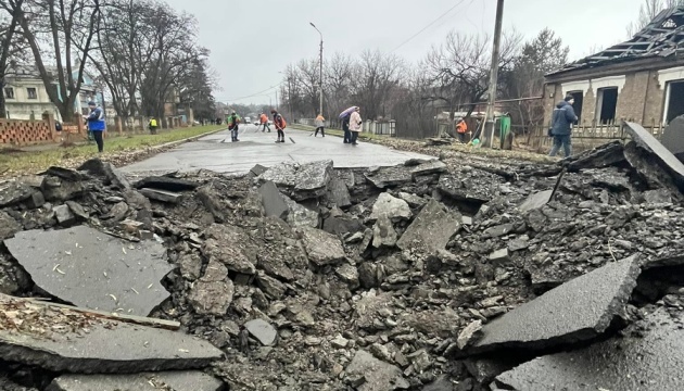 El alcalde de Kramatorsk muestra las consecuencias del ataque con misiles rusos en la ciudad