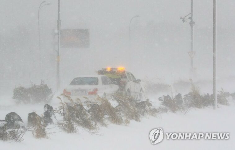 (2nd LD) Heavy snow causes flight cancellations, road accidents