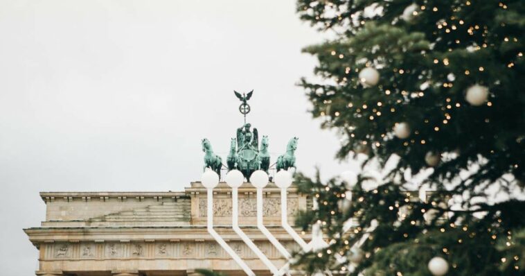 Activistas climáticos cortan la parte superior del árbol de Navidad oficial de Berlín