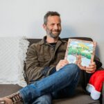 El actor Kirk Cameron con su libro infantil cristiano A medida que creces publicado por Brave Books, con sede en Texas