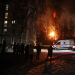 A los residentes de Kyiv se les dice que vayan a los refugios antiaéreos mientras las sirenas suenan en la ciudad