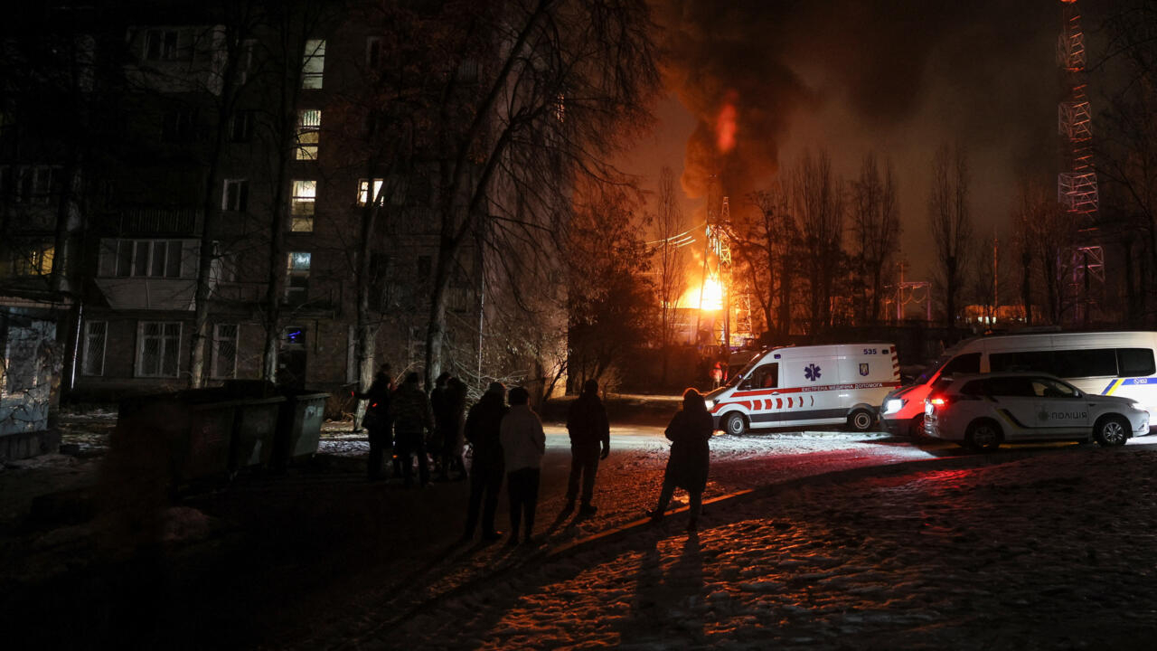 A los residentes de Kyiv se les dice que vayan a los refugios antiaéreos mientras las sirenas suenan en la ciudad
