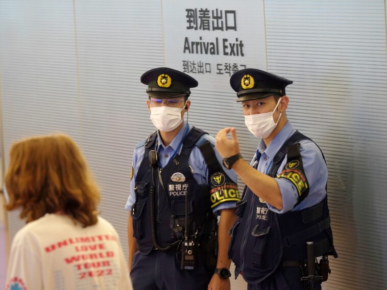 A medida que China golpeada por COVID se abre para viajar, otros aseguran sus puertas